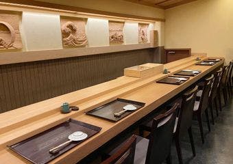 横浜の関内で昭和五十七年より営業している鮨割烹のお店です。握り、刺身、鮨を主とした鮨懐石料理等のご用意が御座います。