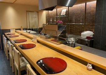 一本檜の高級感漂うカウンターで、揚げたての天ぷらをメインとした本格的な会席コースをお楽しみいただけます。