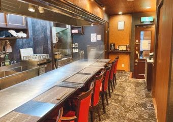神戸・三ノ宮駅からすぐ近くの好立地な当店。上質な空間で厳選黒毛和牛ステーキをご堪能ください。