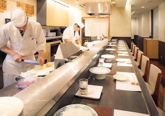 大正13年創業、受け継がれてきた伝統の職人技、揚げたて天ぷらをカウンター席でご堪能ください。