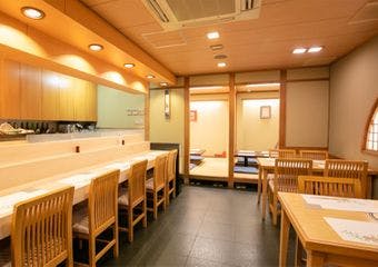 北新地駅より好アクセスな場所に位置する【旬魚菜彩 海心】。食材の味を活かし、シンプルに美味しい料理をご提供しております。