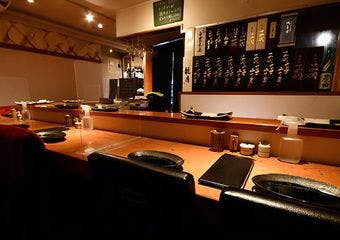 神奈川を代表する老舗焼き鳥屋「里葉亭」の姉妹店。こちらでは、焼き鳥7本と一品料理4品をコースでお楽しみいただけます。