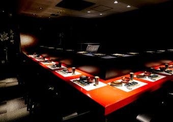 黒と赤を基調としたモダンな空間で、選び抜いた厳選した食材を一本、一本、職人が丁寧に仕上げた串揚げをお楽しみください。