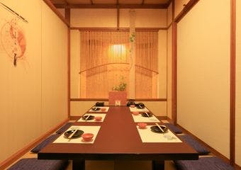 
料理人一筋25年の大将が【寿司】と【季節料理】を組み合わせた
料理を妥協なく丁寧な仕事でお客様に届けます。