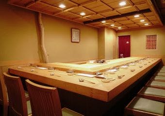 銀杏中通り沿い。ビルの地階に佇む「鮨　仙八」。熊本ならではの魚介と、店主が培ってきた江戸前の技によって完成する極上の鮨をご提供しております。
