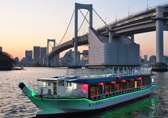 屋形船の情緒溢れる雰囲気と最新クルーズ並の船外スカイデッキにて東京湾のパノラマビューをお楽しみいただけます。