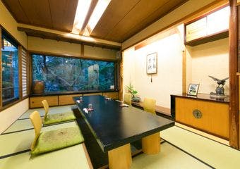 ここ夜寒の里は、名古屋市の旧別荘地。優雅な庭園を前に豪族気分。送別会、宴会などに美味しい料理と語らいのひとときをごゆるりとお楽しみ下さい。