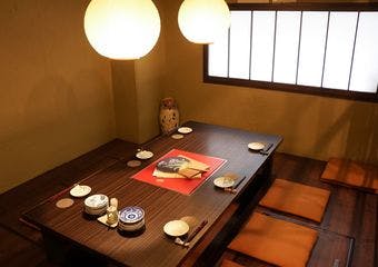 店主自ら蔵元に会いに行き厳選した日本酒や、通年注文を受ける鶏鍋など、こだわりの品々をお時間を気にせずお愉しむください。