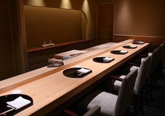 「鮨 青木」で10年間の研鑽を積んだ店主が、江戸前の伝統を重んじつつ独自の感性で仕上げる逸品と握りを提供致します。