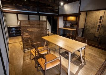 料理はもちろんのこと、町家の趣深い空間など様々な要素が組み合わさって生まれた、神田の日本料理をゆったりとご堪能ください。