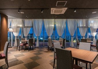 小田原市街を一望できるレストラン「スカイダイニング」。テラスには温泉足湯のスペースを設けており食事の前後にお楽しみ頂けます。