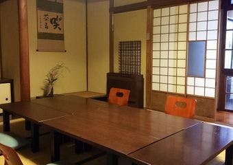 昭和初期の息吹を感じながら、江戸名物のねぎま鍋をたのしんだり、四季の食材を活かしした美しい日本料理をお召し上がりいただけます。
