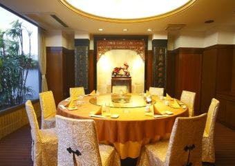 最高級の食材を使った飲茶・海鮮・広東料理と特別なお料理が入ったコースを提供しております。