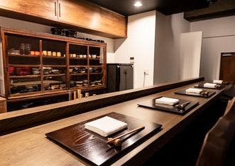 型にはまらない新感覚日本料理店。ソムリエときき酒師資格をもつ店主のきめ細やかなおもてなしをご堪能ください。