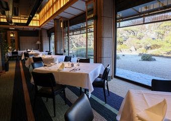日本庭園の中にある本格フレンチレストラン。料理長が厳選した九州産の旬食材をメインに使用しております。