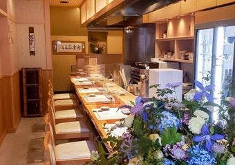 鮨と天ぷらをメインとした福島区では新しいスタイルの和食店。カウンター席でゆったりと、至高のひとときをお過ごし下さいませ。