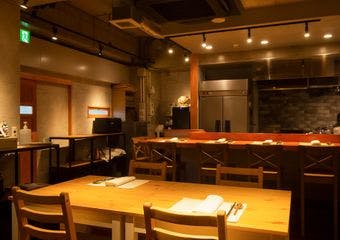 隅田川側の閑静な一角にある広東料理店。銘柄豚や蒸し鶏、高級スープなど10品以上のコースをご提供いたします。