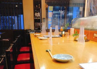中洲の一等地に店を構える、昭和41年創業の老舗。福岡・玄界灘産のイカ、アジやサバなど、鮮度抜群の食材を使った旬の魚介料理を存分に味わえます。