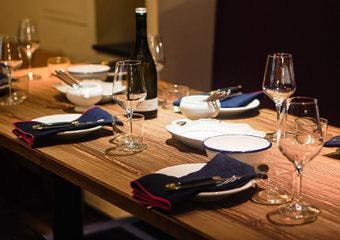 不器用な男の優しく真っ直ぐなフランス料理。それに合わせて身体に染み込む自然派ワインを常時200本ご用意しています。