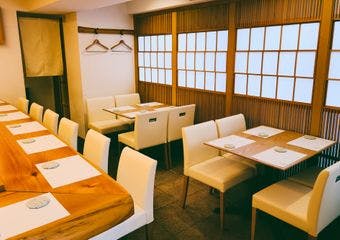 [魚卵]×[肉]を中心とした台湾テイストの和食居酒屋。
アットホームの中に、こだわりのお料理と非日常空間でおもてなし致します。