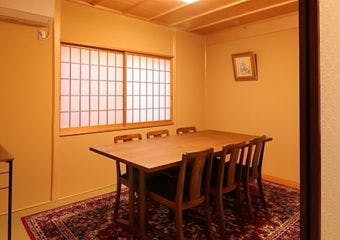 落ち着いた和空間で、季節の食材をふんだんに使用した、多彩な日本料理の数々をご堪能ください。