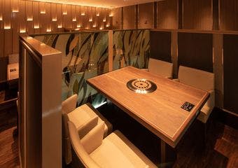 大切な方のおもてなしに、ご友人との食事会に、ご家族とのご歓談に、五感が満たされ心寛ぐひとときを、どうぞごゆっくりお楽しみください。