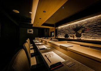 伝統的な江戸前寿司の粋を継承しつつ、モダンアートを融合させた現代の東京寿司を提案。五感と心で楽しんで頂けるように心がけております。