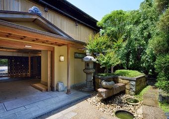 京都・奈良・大阪の奥座敷、八百忠本店は創業天保年間、老舗京料理のお店。四季折々の風趣につつまれながら、ゆっくりとした時間をお楽しみ下さい。