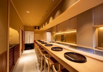 カウンター8席のみの小さな割烹。先人たちが築いた日本料理の基礎をベースに現代らしい新鮮さも感じられる料理を目指します。