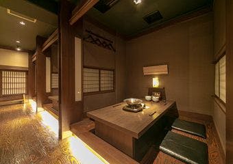 老舗旅館のような落ち着いた雰囲気の空間で、博多郷土料理水炊きと鴨しゃぶをコース仕立てでお楽しみください。