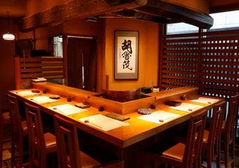 古民家を再利用したお洒落な店内で、サクサクの天ぷらと全粒粉の“切り麦”をお楽しみください。