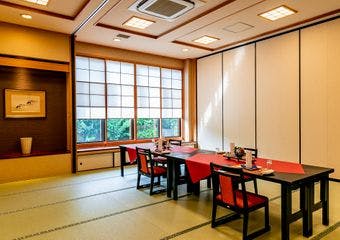 全館総畳張りのゆったりとした空間で、地産地消を大切にし、西多摩の四季を感じられる会席料理をご提供いたします。
