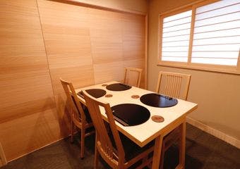 料理人丹敏男氏が紡ぐは伝統を重んじた本格的な日本料理。四季折々の旬食材を使い、味、彩り、お出汁に至るまで妥協なく拘りました。