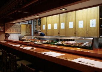 ワインと日本酒をメインにしている歴史ある寿司屋で至福の時間をお過ごしください。