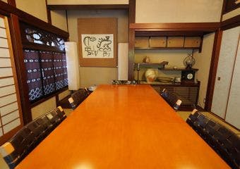 フレンチ懐石「此のみち」は、横浜・山手の隠れ家的レストランです。 閑静な住宅街に位置しています。