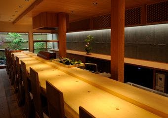 季節と地元の食材を大切にし、職技の揚げたての天ぷらをコース料理でご堪能いただけます。