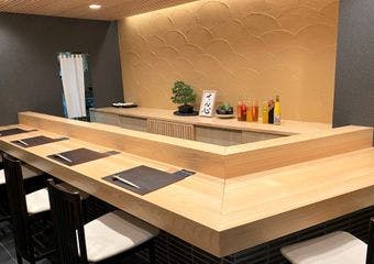 木を基調にした落ち着いた雰囲気の店内。経験による知識と丁寧な仕事によって引き出された食材の旨味・香り・食感もご堪能いただけます。
