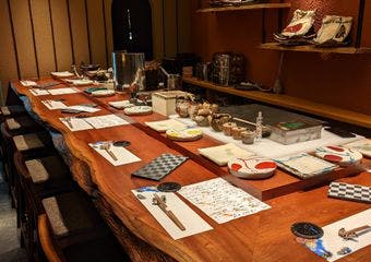 げん家の寿司は、江戸前鮨ならではの赤酢でシャリコマのようなお寿司です。