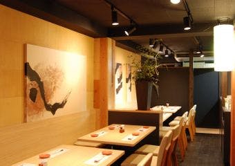 江戸前寿司はもちろん選りすぐりの日本酒、女将厳選の野菜を通じ、春夏秋冬の愉しみをお愉しみいただける至福のひとときをご提供いたします。