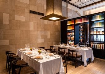 産地と鮮度にこだわった寿司は、シグニチャーコースや寿司懐石をはじめ、単品の握り寿司や人気の8貫セットなど、多彩にご用意しております。