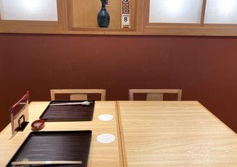 四季折々に旬の食材を味わえる日本料理屋。リーズナブルな価格帯で、本格的な日本料理をお楽しみください。
