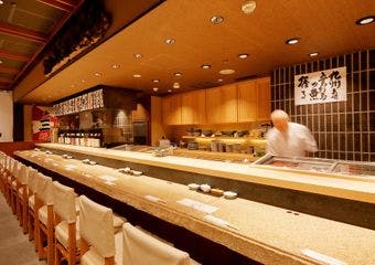 江戸の頃から庶民に親しまれてきた鮨という食文化を、今の時代に即したカジュアルさで提供する鮨店。季節の肴も充実。