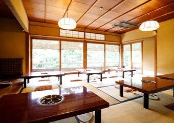京の奥座敷、嵐山。この地で長きにわたり京ならではの食材を吟味し、お料理とこだわりぬいたお豆腐を湯豆腐にしてご提供させていただいております。