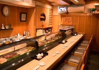 50年以上続く老舗、知る人ぞ知る、隠れ家的なお寿司屋さん。職人の巧技と新鮮なネタ、季節の逸品をご堪能ください。
