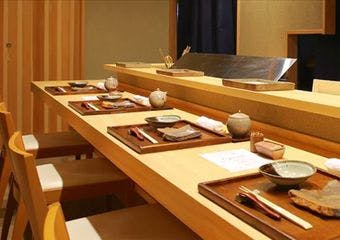 熊本市中心部の、天ぷら専門店「天蕎かたへい」です。熊本の食材を江戸前スタイルの天ぷらでお楽しみください。締めには蕎麦もどうぞ。