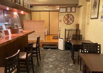鮮魚店を営む実家で「魚のイロハ」を学んだ料理人が厳選する瀬戸内海の魚を堪能できる店。美味しい日本酒と共にお楽しみください。