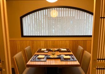 荒木町の天ぷら店で、「太白胡麻油」で仕上げる季節の厳選食材をお楽しみください。
