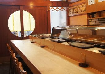 店主自ら厳選した新鮮な魚介類を使用し、ひと手間、ふた手間かけ丁寧な仕事をした江戸前寿司をご提供しております。