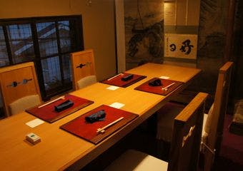 ”本物”を知る大人が通う、西麻布の隠れ家。四季折々の繊細な京料理を、大切なあの人とご堪能ください。