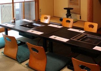 「よりよい肉を求める」創業者のこの精神を基に厳選された大和榛原牛。日本の伝統おもてなし料理すき焼きをご賞味ください。